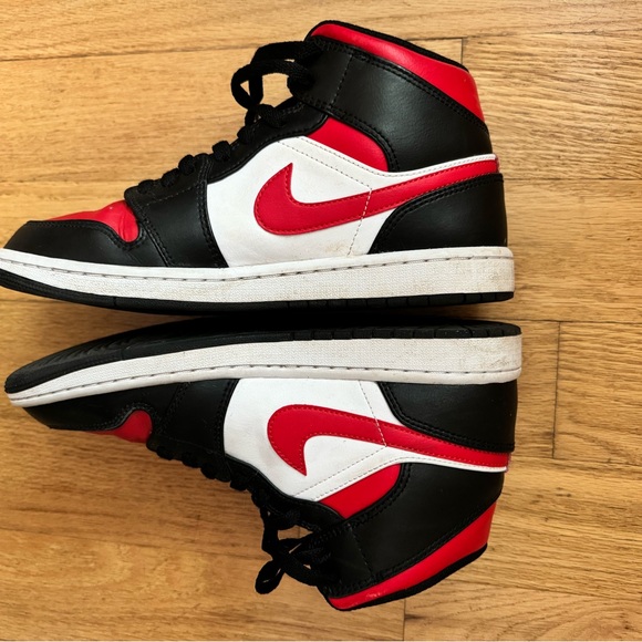 Air Jordan basketball shoes by Nike in size 8, barely worn, clean, black/red - Picture 2 of 6